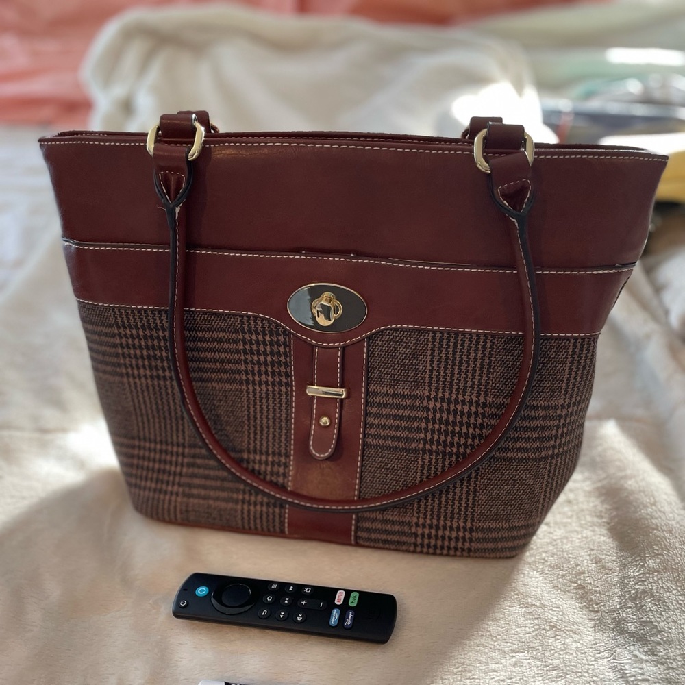 Handbag with houndstooth pattern